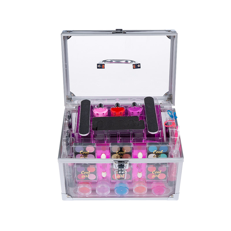 Komplettes Makeup-Kit mit Lidschatten, Lipgloss, Rouge und Nagellack.